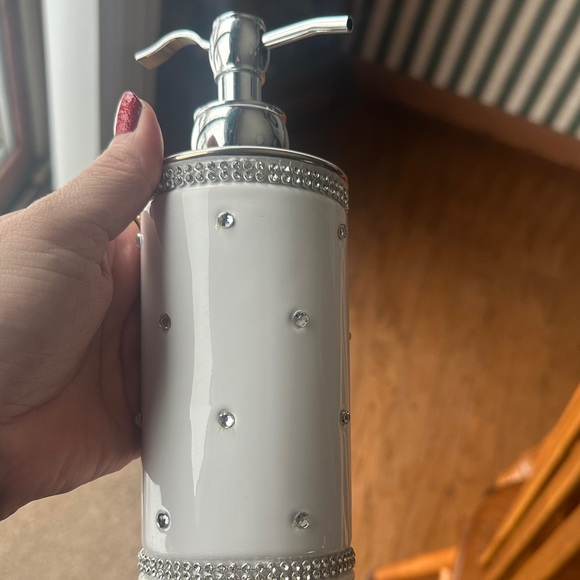 Bella Luxx White and Silver Bath Accessory Set - Picture 4 of 5